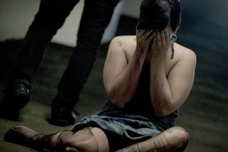 Soud zrušil trest za surové znásilnění 15leté ve křoví, místo vězení muže jen vyhostil z ČR - Novinky